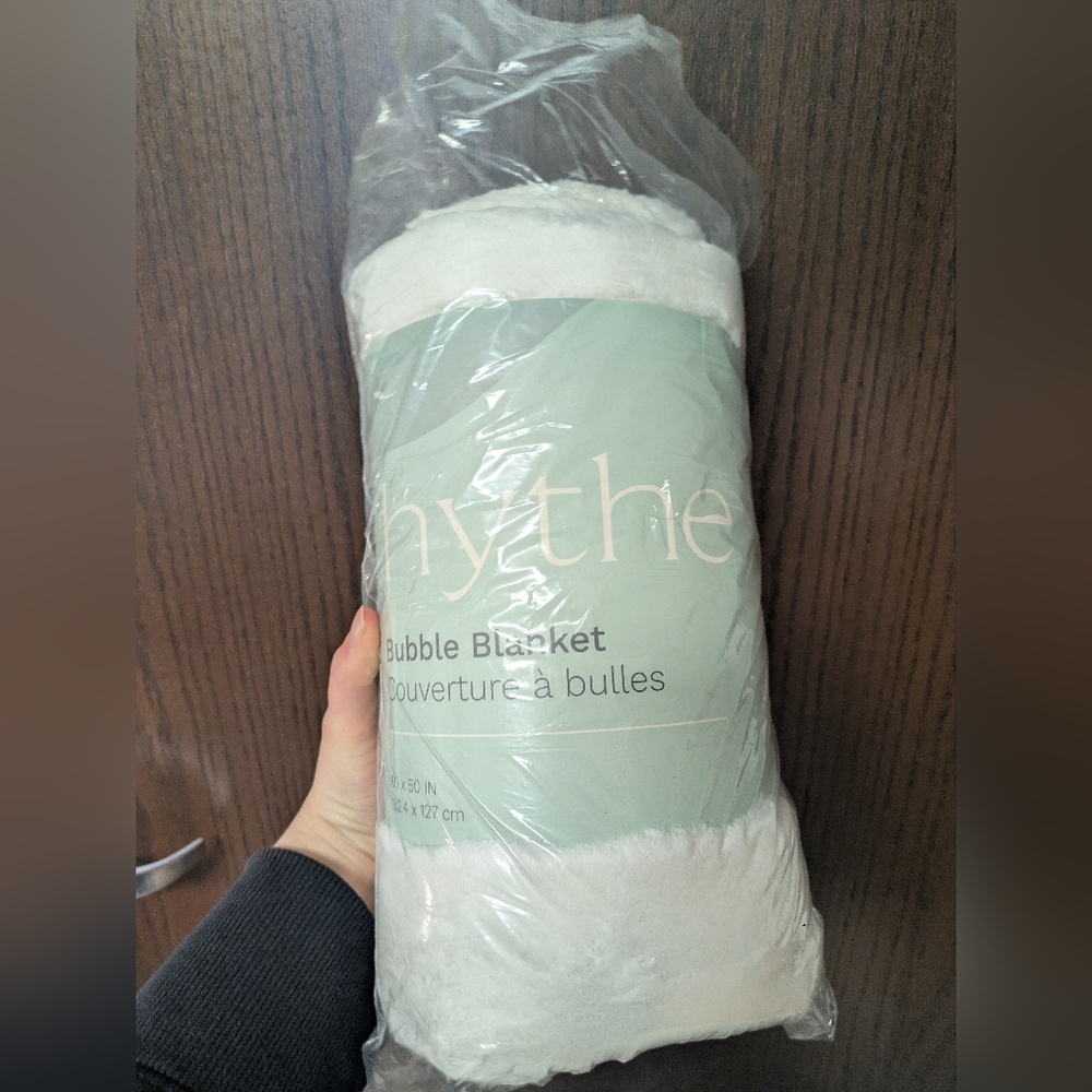 Hythe Bubble Blanket White plush polyester throw 60 X 50 Inches
